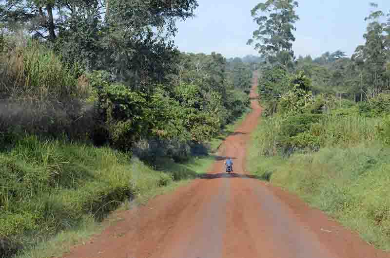 07 - Uganda - carretera de tierra
